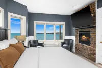 Sunrise Suite on Lake Superior- Pool & Hot Tub - 4-Star