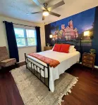JET'S HANGAR:  WALKABLE, PET-FRIENDLY, RENOVATED Game Day Townhome! - บังกะโล