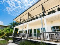Phi Phi Long Beach Resort & Villa Hoteles cerca de Cueva del Vikingo