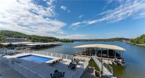 Peaceful, Newly Built Lakefront Condo, w/ PWC Slip, Screened Balcony, 2 Pools & Elevator - Homestay