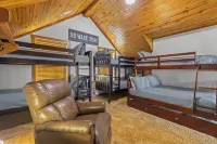Family friendly log home has great lake views from huge deck! - Chalets