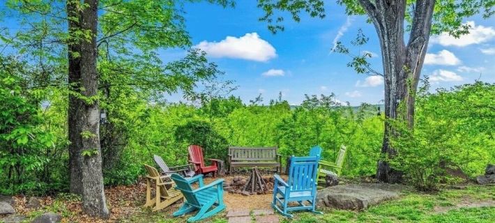 Family friendly log home has great lake views from huge deck! Hotels in Cherokee County