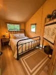Experience nature, right by Hillsville, Va. a few ft from a stocked creek. - Homestays