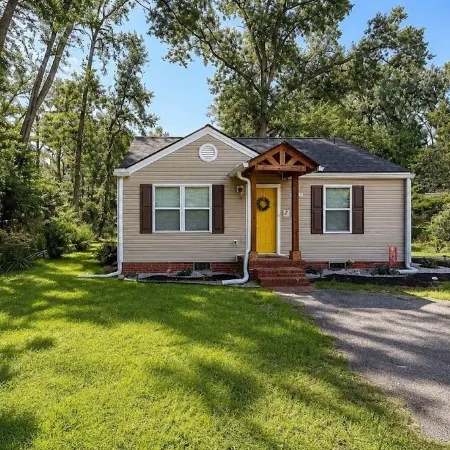 Immaculate Private Home w/Visiting Deer & Parking