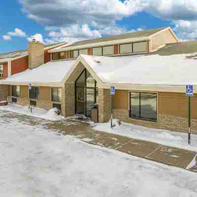 AmericInn by Wyndham Sioux Falls Hotel Exterior