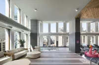 Moxy Montreal Downtown - Pools