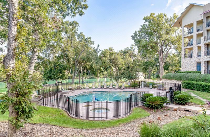 Courtyard New Braunfels River Village photo 4