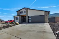 Game Room & Stunning Mtn Views! Cedar City Home - Balkoner