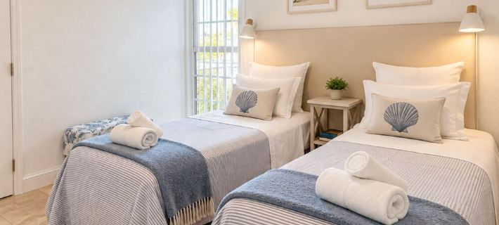 Key Biscayne Gem — Steps to Beach, Pool Views, King Bed, Parking Hôtels à&nbsp;: Key Biscayne