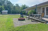 Private Yard: Fire Pit & Cornhole! Moorefield Gem - Wifi
