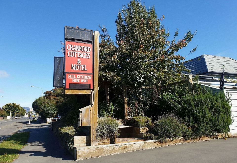 크랜퍼드 코티지스 & 모텔의 평화로운 정원 분위기