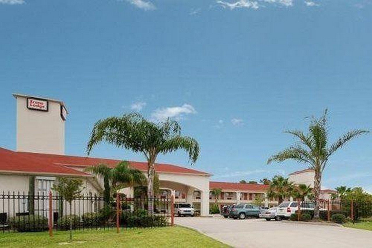 Red Roof Inn & Suites Houston - Humble/IAH Airport