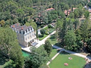 Club Domaine de Château Laval - Vacances Bleues