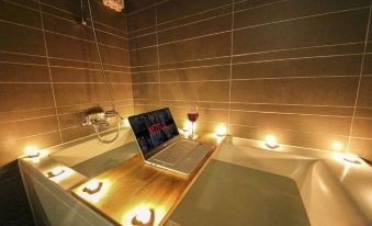 Daejeon Namoo Hotel - Housity