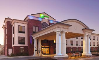 Holiday Inn Express & Suites Pine Bluff