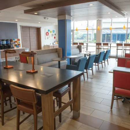 Holiday Inn Express & Suites WARSAW by IHG