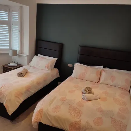 Apple House Wembley - Family Room with Shared Bathroom Отели в г. Эджвар