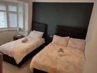 Apple House Wembley - Family Room with Shared Bathroom