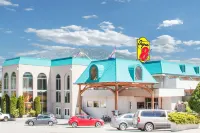 Super 8 by Wyndham Castlegar BC Hôtels à : Genelle