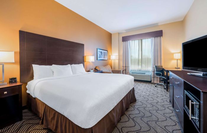 La Quinta Inn & Suites by Wyndham Marshall