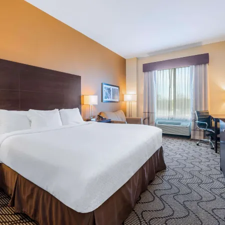 La Quinta Inn & Suites by Wyndham Marshall