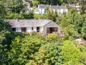 Glendale Cottage - Sea Views, Beach Access, Hot Tub