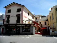 Hôtel des Touristes Hotels near Cauterets Thermal Baths