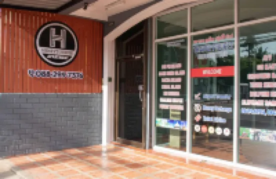 Henry’s House โรงแรมใกล้ZKEEPER GOALKEEPER SHOP
