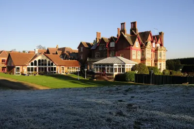 Pendley Manor Hoteles cerca de Sterling Estate Agents