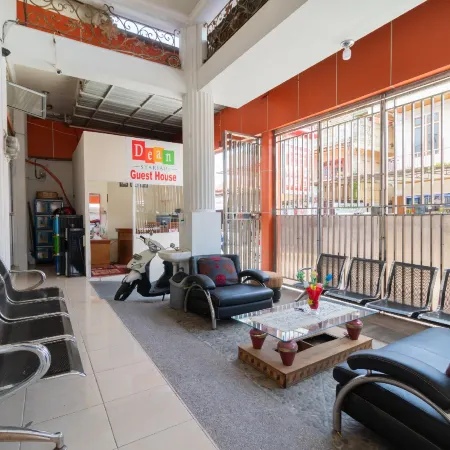 RedDoorz Syariah Near Pasar Aur Kuning