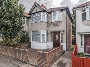 Lovely 4-BedRoom House Near Romford Station