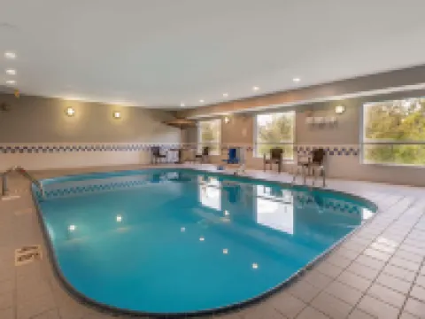 曾斯維爾市中心的舒適套房酒店 馬斯金格姆縣酒店