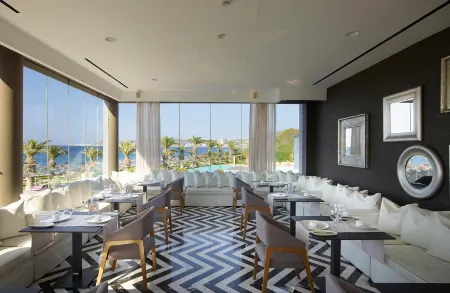 The Ixian Grand & All Suites Отели рядом с достопримечательностью «Kremasti Beach»