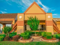 Howard Johnson by Wyndham Oklahoma City Airport/ Fairgrounds Hotels near Athena Mall