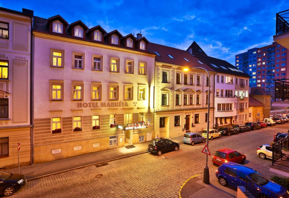 1. Hotel Ma..