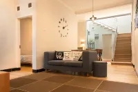 Huning House - 5 Bedrooms Hotels in Purwokerto