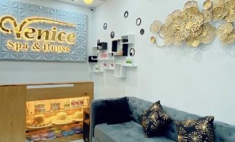 1. Venice S..