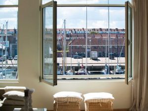 Modern Apartment Overlooking the Harbor