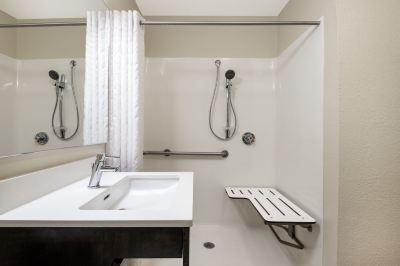 Queen Studio Suite Comm Access Roll-In Shower