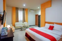 RedDoorz Plus @ Cameloan Hotel Palu Hotel dekat Mawar Merah Kost