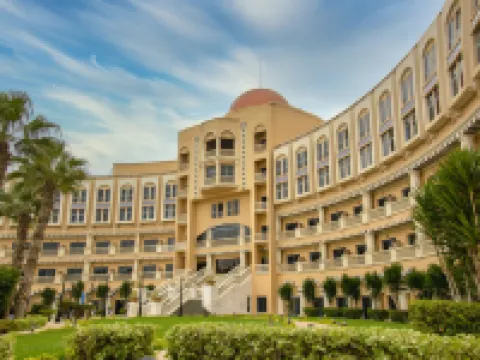 فندق هلنان دريم لاند ومركز المؤتمرات Hotels near القرية الكونية في 6 أكتوبر