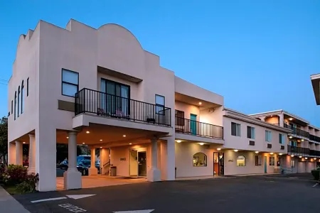 Edgewater Inn and Suites