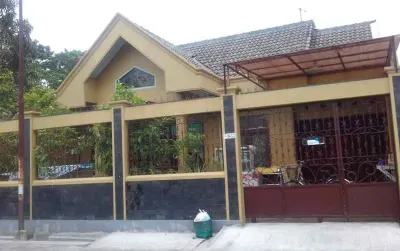 Budget Room in Solo Baru (Kamar Khusus Wanita) Hotel dekat NGRANGUTAN CENTRUM