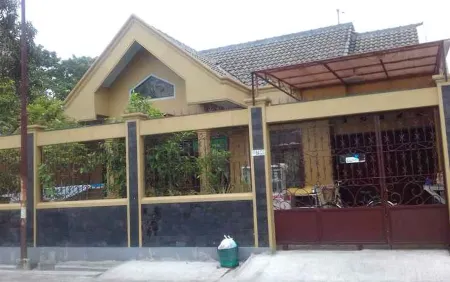 Budget Room in Solo Baru (Kamar Khusus Wanita) Отели в г. Grogol