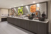 La Quinta Inn & Suites by Wyndham Festus - St. Louis South - breakfast