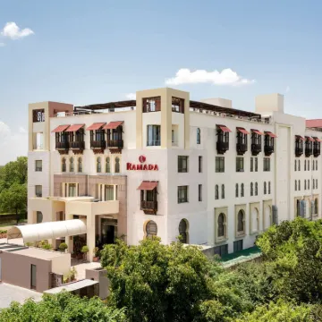 Ramada by Wyndham Islamabad Hoteles cerca de Monumento de Pakistán