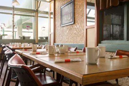 Travelodge by Wyndham Winnipeg East Отели в г. Виннипег