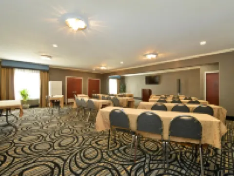 เบสท์เวสเทิร์นพลัส คัตติ้งฮอร์ส อินน์แอนด์สวีทส์ โรงแรมในเวเธอร์ฟอร์ด