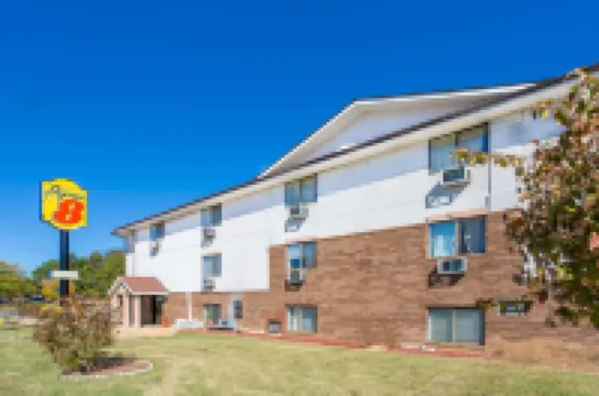 Super 8 by Wyndham Richmond/Broad Street Hotels in Dumbarton