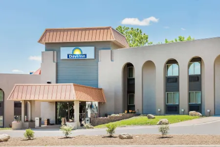 Quality Inn Отели рядом с достопримечательностью «Clive Elementary School»